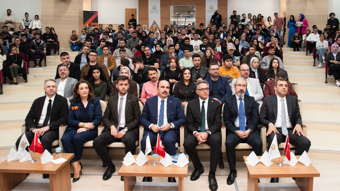 Başkan Altay ve Rektör Prof. Dr. Aksoy, öğrencilerle buluştu